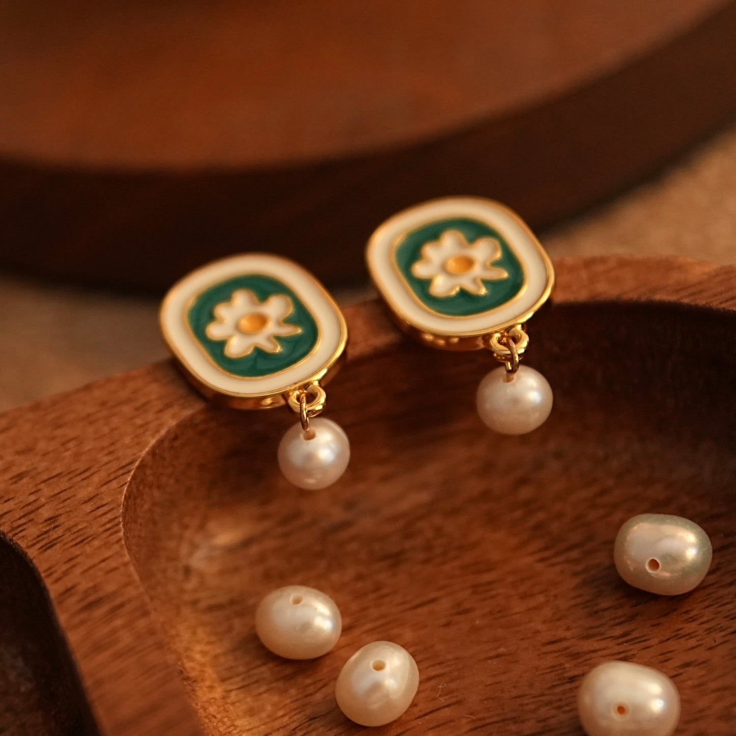 Retro Daisy Natural Pearl Earrings