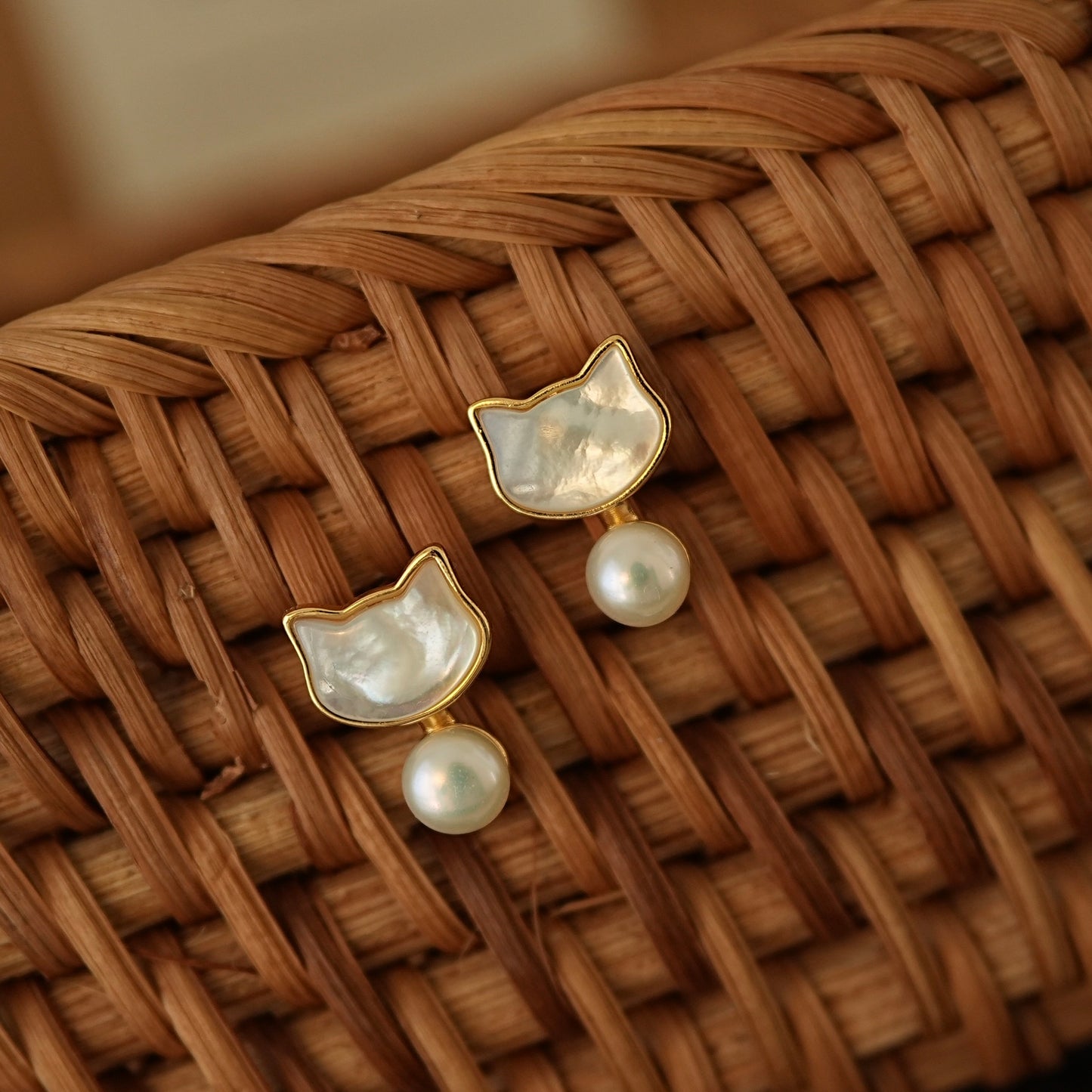 Luna Kitty Pearl Studs
