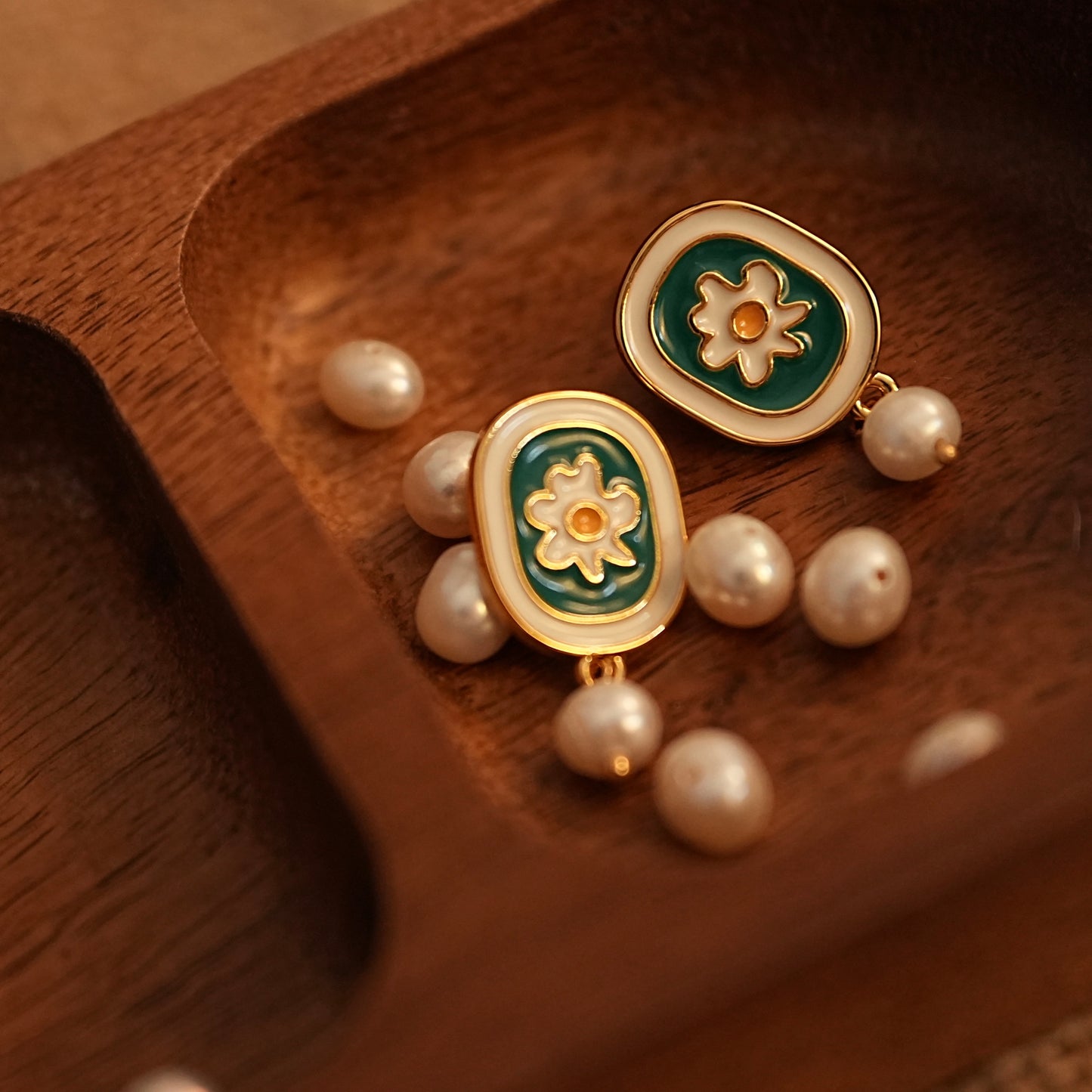 Retro Daisy Natural Pearl Earrings