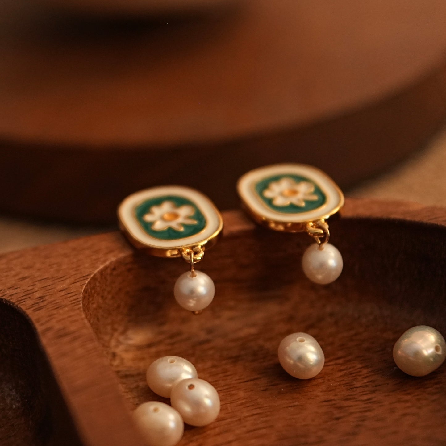 Retro Daisy Natural Pearl Earrings