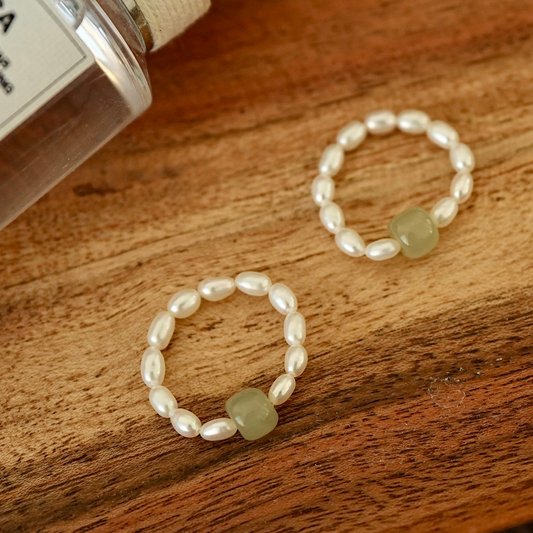 ‘Meet Jade‘ Natural Pearl Elastic Ring