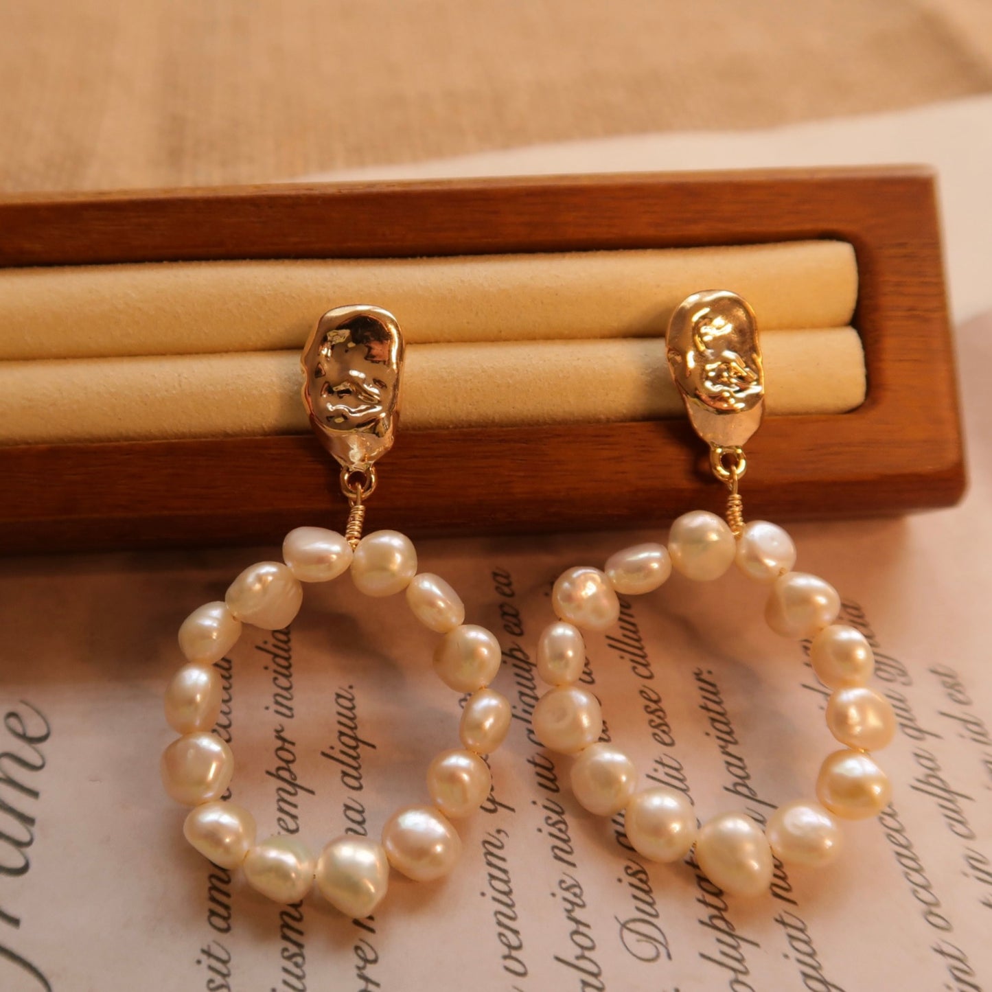 'Back to Rome' Natural Pearl Loop Earrings